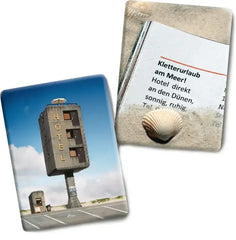 Memokarten von Kunstundspiel mit Foto eines außergewöhnlichen Hotels und einer Anzeige am Strand mit Muscheln