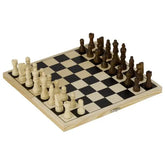Holzschachspiel mit Figuren auf Schachbrett, nachhaltiges Spielzeug für Kinder und Erwachsene