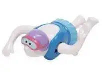 Bunter Schwimmer-Spielzeugfigur mit Taucherbrille und Schwimmreifen auf weißem Hintergrund
