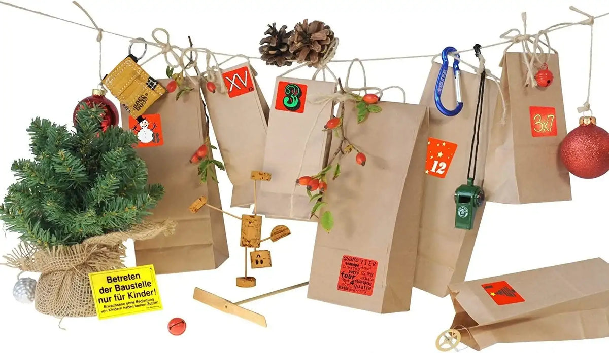 Nachhaltiger Adventskalender mit Papiertüten, Holzspielzeug und Weihnachtsdeko für Kinder