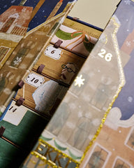 Detailaufnahme eines illustrierten Adventskalenders mit nummerierten Türchen und winterlichen Motiven