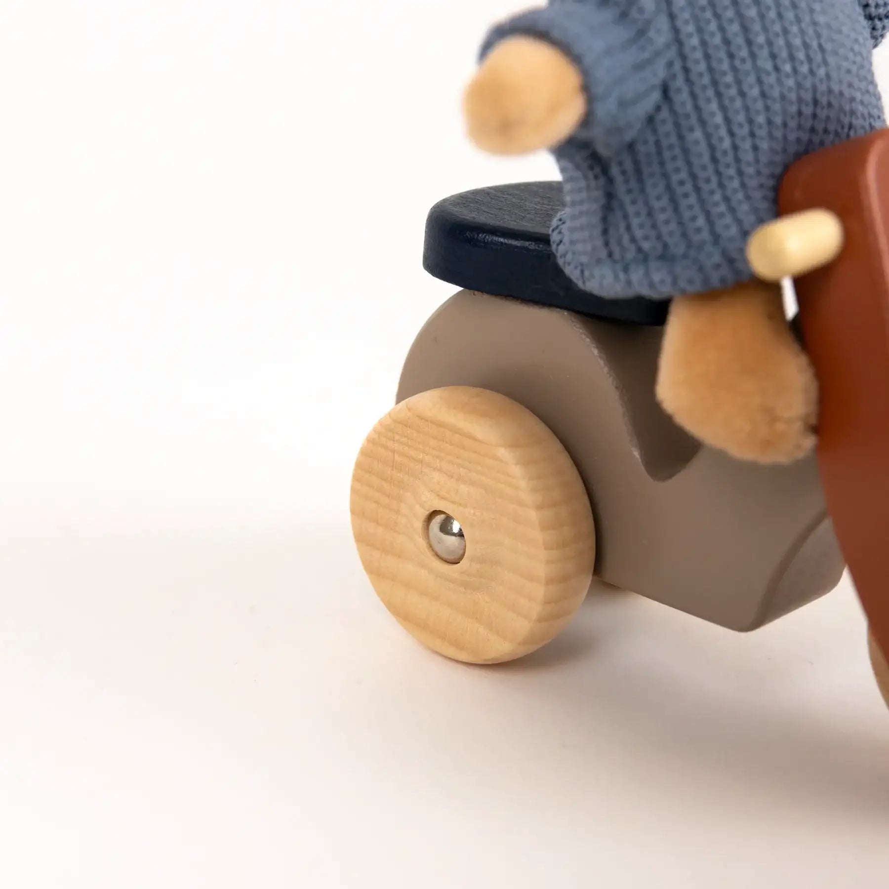 Holzspielzeugauto mit Plüschbär in blauem Strickpullover, nachhaltiges Kinderspielzeug