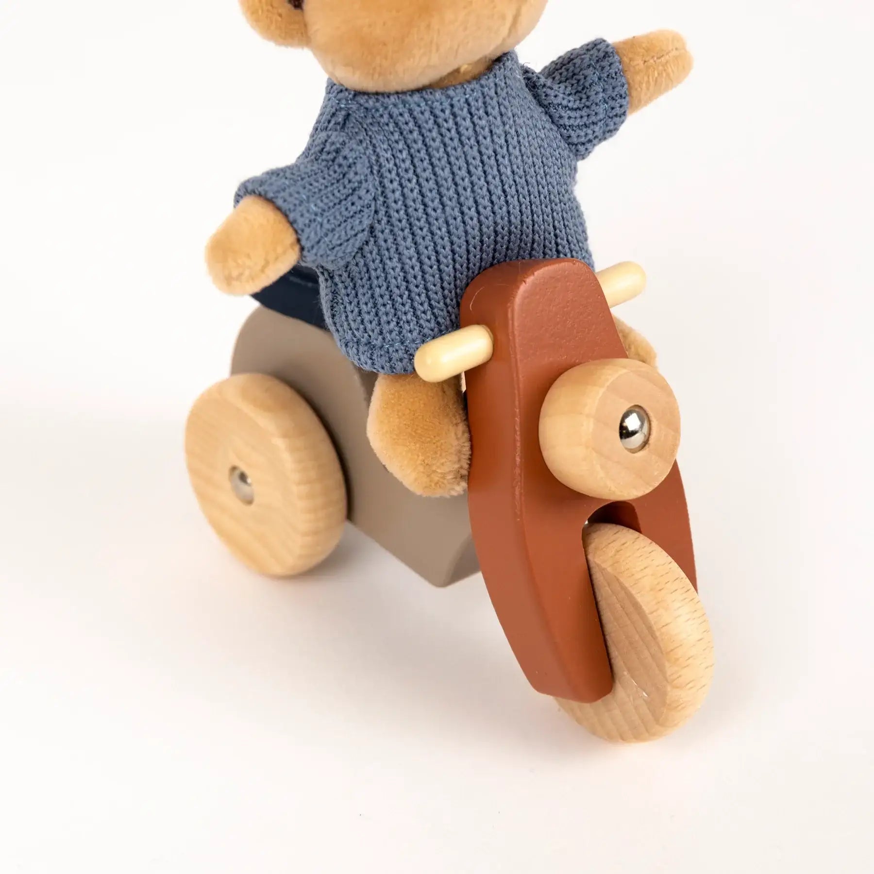 Kuscheltier Bär auf Holzmotorrad, nachhaltiges Spielzeug für Kinder