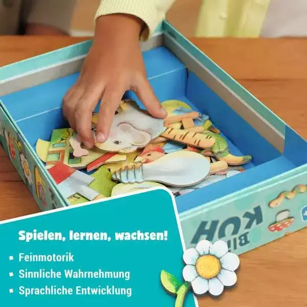 Kind greift nach Holzpuzzle-Tieren – fördert Feinmotorik & Sprachentwicklung durch spielerisches Lernen