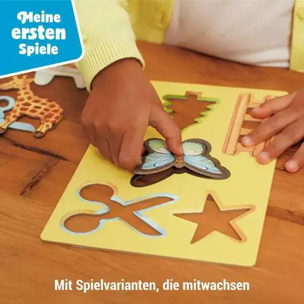 Kind spielt mit Holzpuzzle-Spielzeug, Schmetterling einsetzen, nachhaltiges Lernspiel für Kleinkinder