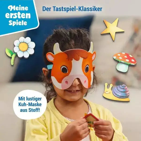 Kind mit lustiger Kuh-Maske aus Stoff – Tastspiel-Klassiker für kleine Entdecker