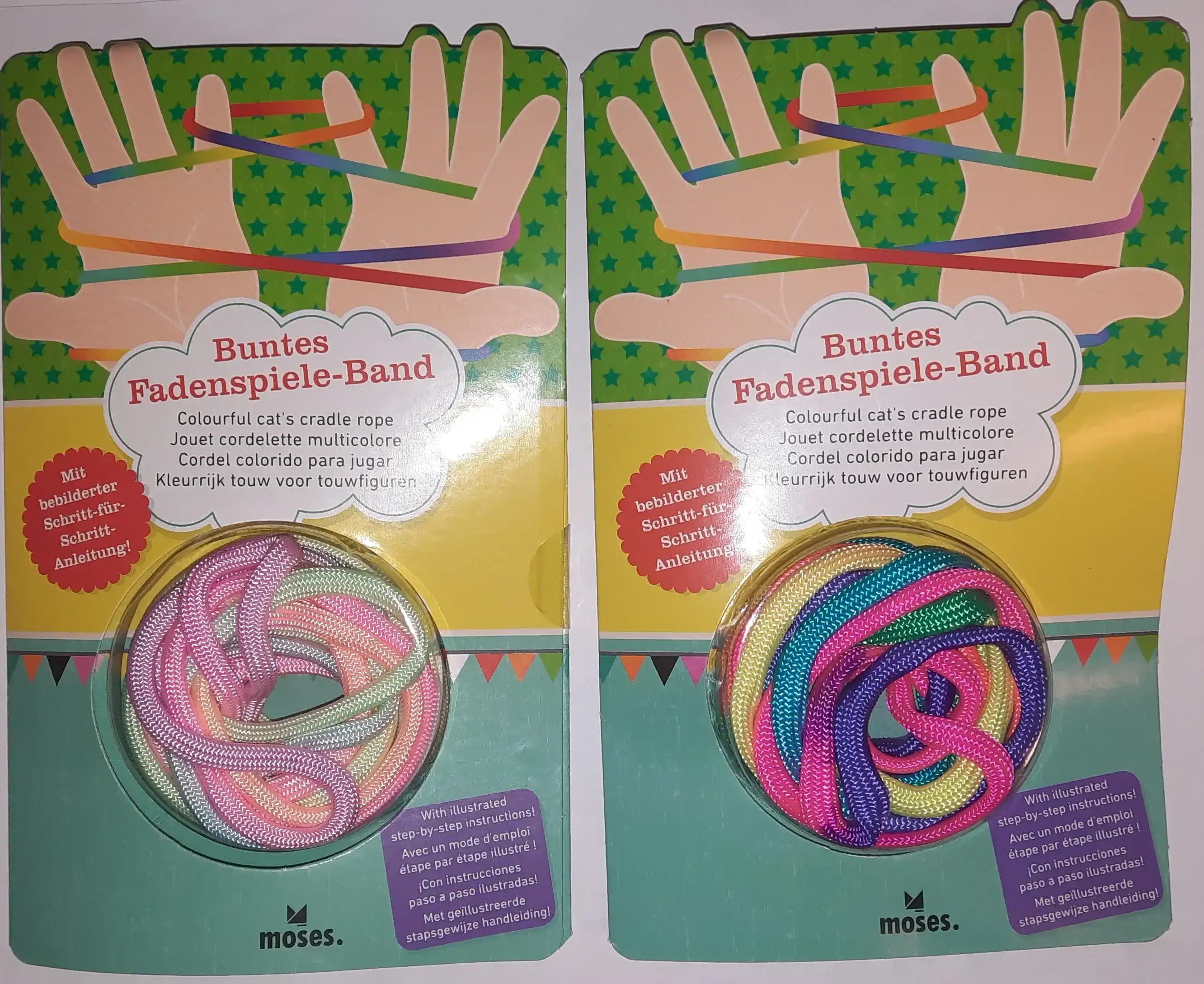 Zwei bunte Fadenspiele-Bänder auf Verpackungen mit Schritt-für-Schritt-Anleitung und moses Logo