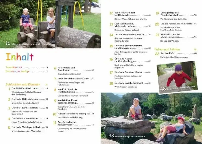Kinder spielen auf Holzspielplatz und sitzen auf großen Steinen im Wald, Outdoor-Aktivitäten