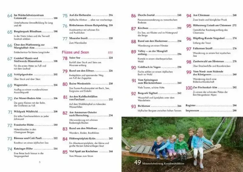 Vier Kinder sitzen auf einer Holzplattform im Wald, umgeben von Bäumen und Blättern