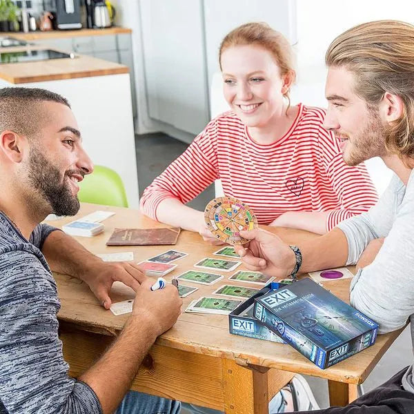 Freunde spielen das Escape-Room-Spiel EXIT am Holztisch, nachhaltiges Gesellschaftsspiel für Erwachsene