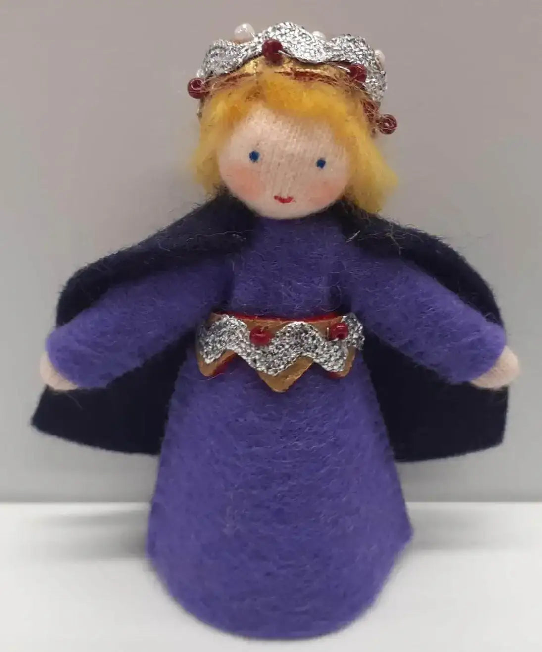 Jahreszeitenpüppchen Prinz mit schwarzem Cape Ambrosius
