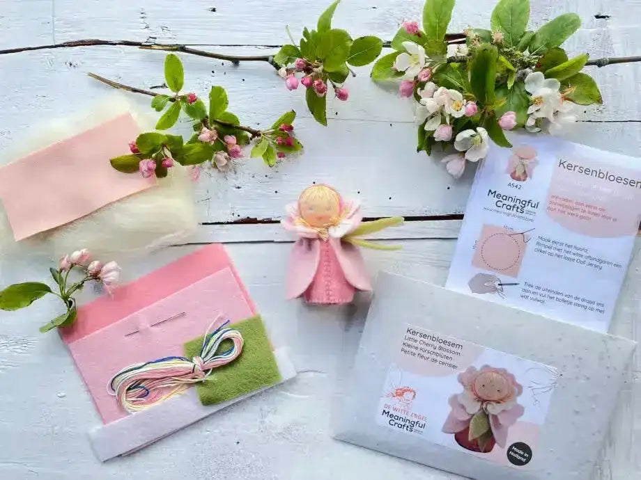 Kleine Kirschblüte Bastelpackung Tischpüppchen zum Selbernähen DIY - A54200 De Witte