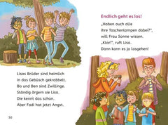 Kinderbuch-Seite mit Kindern im Wald, Taschenlampen, Abenteuer, für nachhaltiges Spielzeug & Bücher