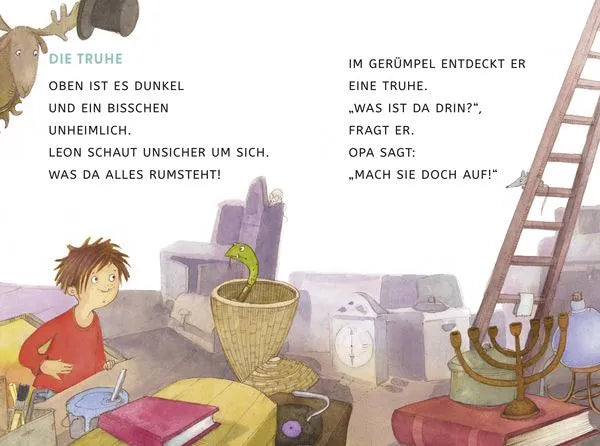 Kind entdeckt Truhe im Spielzeugladen, umgeben von Büchern, Bastelartikeln und nachhaltigem Spielzeug