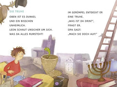 Kind entdeckt Truhe im Spielzeugladen, umgeben von Büchern, Bastelartikeln und nachhaltigem Spielzeug