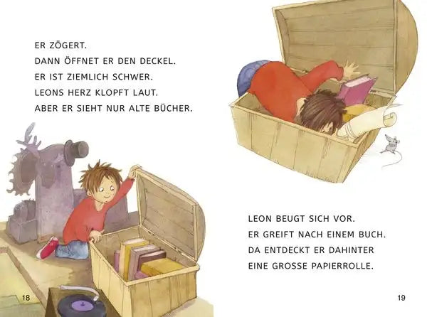 Kind entdeckt alte Bücher und Papierrolle in Holzkiste – nachhaltiges Spielzeug & Kinderbücher