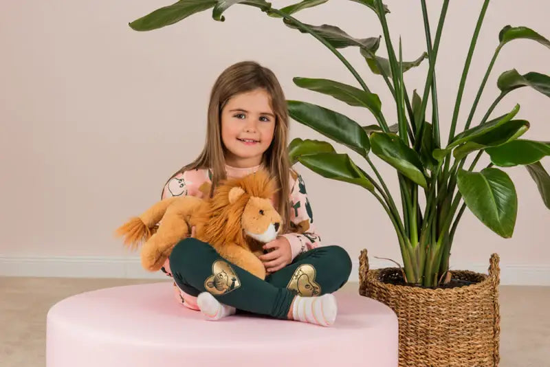 lowe-liegend-33-cm-kuscheltier-kunstundspiel-4 - kunstundspiel 