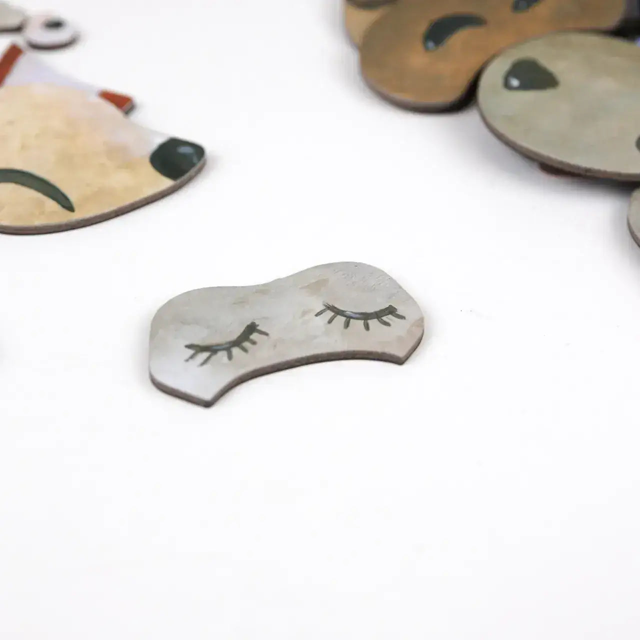 Holzspielzeug mit geschlossenen Augen, nachhaltiges Kinderspielzeug für kreative Bastelaktivitäten