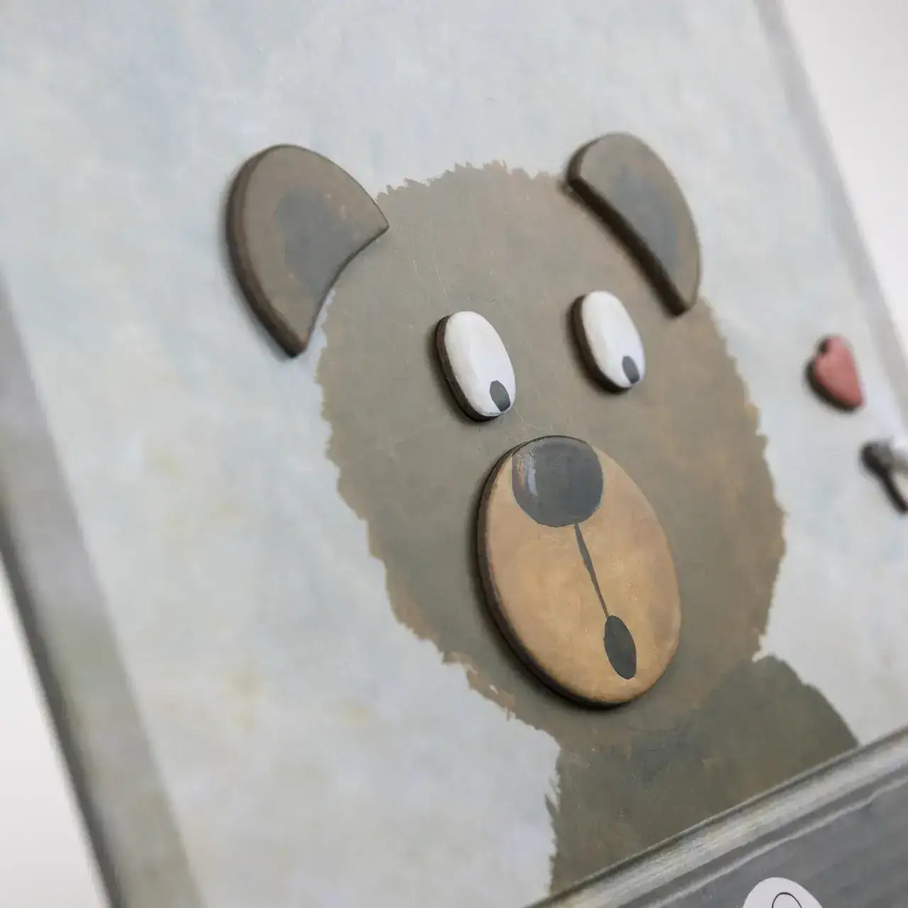 Niedlicher Bärenkopf aus Holz mit runden Augen und Herz – nachhaltiges Spielzeug für Kinder