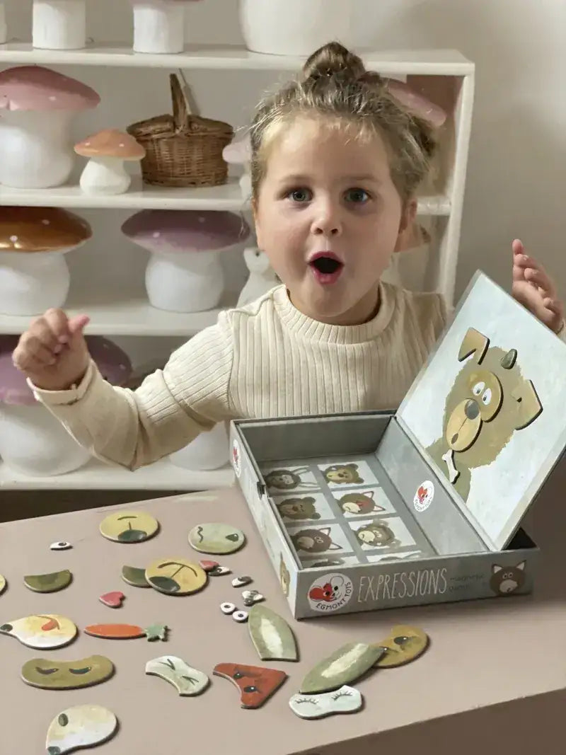 Kind spielt mit magnetischem Gesichtsausdruck-Spielzeug, nachhaltiges Holzspielzeug für kreative Bastelaktivitäten