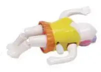 Plastikfigur eines liegenden Schwimmers in gelbem Badeanzug und orangefarbenem Schwimmreif